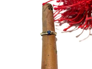 Custom Made Sieraden - 14k geelgouden ring met briljant en saffier