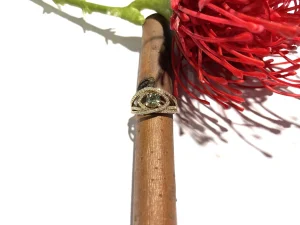 Ring in 14k geelgoud met briljant en groene saffier